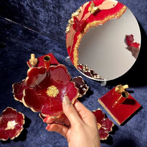 هفت سین رزینی طرح گل پنج پر سرخ با آینه و شمعدان 