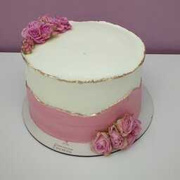 کیک خامه ای با تزیین گل طبیعی