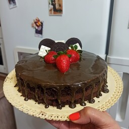 کیک کافی شاپی با موس شکلاتی و گاناش تزیین شده با توت فرنگی و اورئو