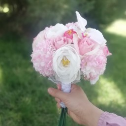 دسته گل عروس  ترکیبی از گل های داوودی و انوما با سرگل ارکیده