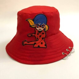 کلاه باکت تابستانه دخترانه قرمز طرح دخترکفشدوزکی 