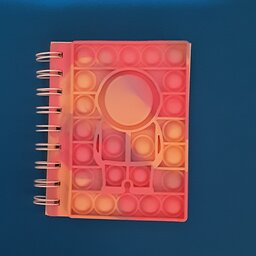 دفترچه یادداشت سیمی،مدل: پاپ ایت،طرح: آدمک،رنگ پایه: صورتی عروسکی و ترکیب یاسی و گلبهی،وارداتی
