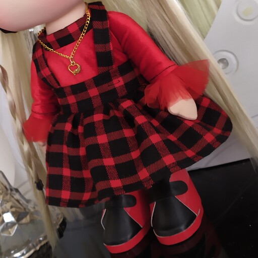 عروسک دخترانه زیبا رنگ قرمز مشکی سایز 40 سانتی متری با موهای بلوند روشن