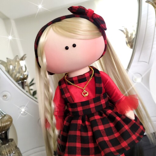 عروسک دخترانه زیبا رنگ قرمز مشکی سایز 40 سانتی متری با موهای بلوند روشن