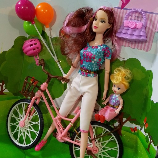 عروسک باربی با دوچرخه.