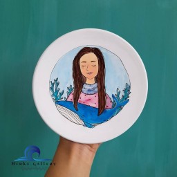بشقاب دیوارکوب سفالی طرح دختر وماهی وزیبا ابعاد