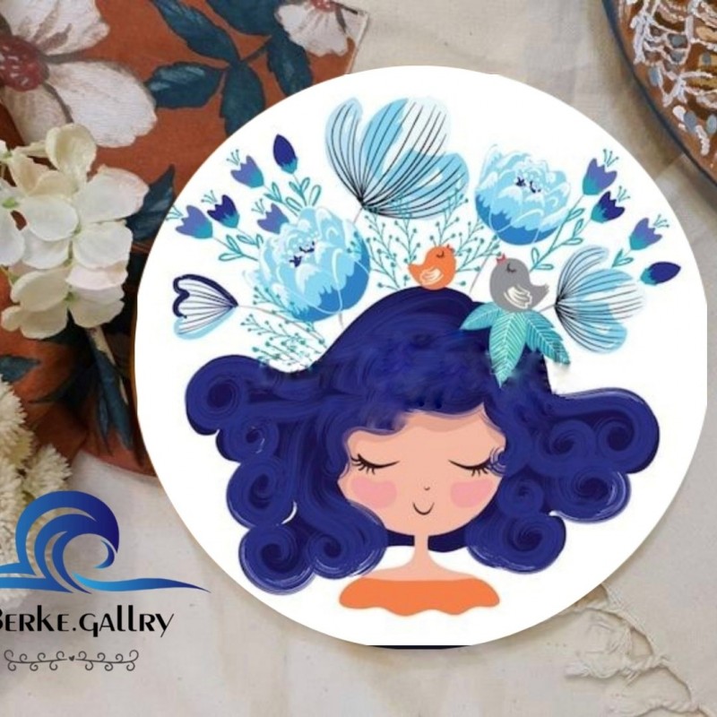 بشقاب دیوارکوب سفالی طرح دختر آرام (دست ساز، قابل شستشو)