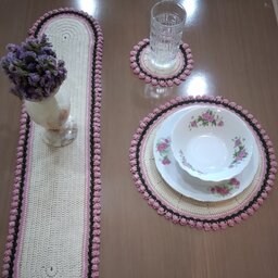ست پذیرایی میز شامل زیر بشقابی و زیر لیوانی و رانر طرح دور گل  3 طرح و رنگهای مختلف و دلخواه