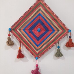 دیوارکوب دستبافت و سنتی با نخ مکرومه و با منگوله های پشمی و مهره چوبی