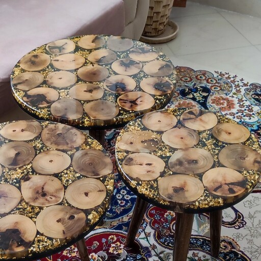 ست میز عسلی گرد ساخته شده با چوب گردو و رزین و ورق طلا در قطر های 35    40     45 با پایه های چوبی 