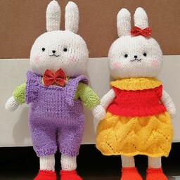 خرگوش های سفید و ناز نازی با لباسهای زیبا  استفاده شده از بهترین نوع کاموا و الیاف  هدیه ای فوق العاده برای کودکان دلبند