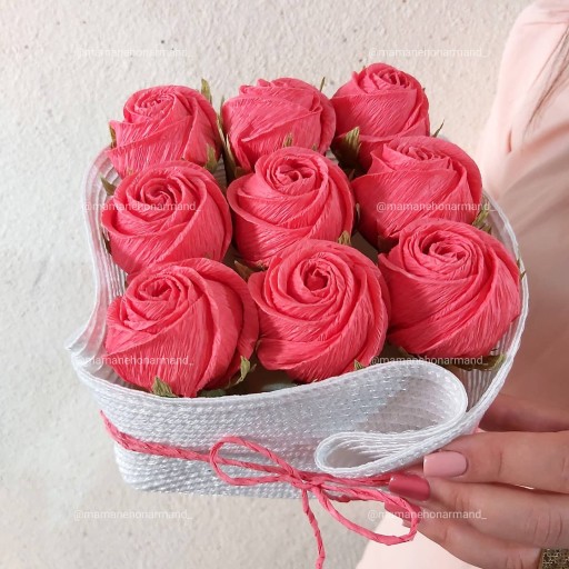 باکس گل رز زیبا، از جنس کاغذکشی، رنگ هلویی با رنگ دلخواه نیز قابل اجرا می باشد