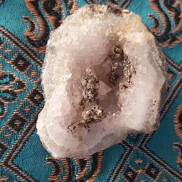 راف سنگ آمیتیست  ژئود دار  طبیعی  زیبا به وزن 130 گرم 