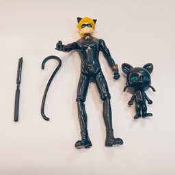 ست4تیکه فیگور شخصیت پسر گربه ای همراه فیگور کوچک و دو عدد عصا و چوب