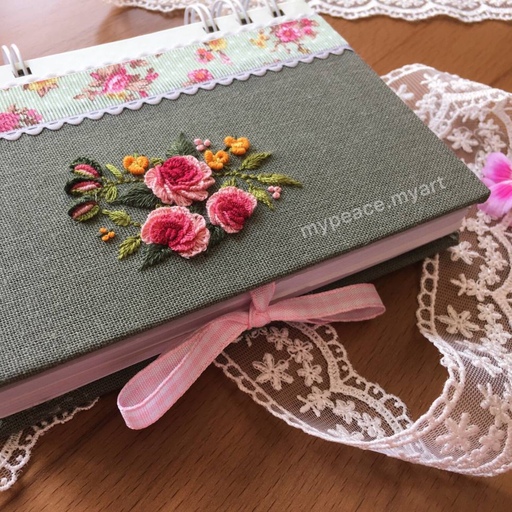 دفترچه گلدوزی شده گلسرخی زمینه سدری