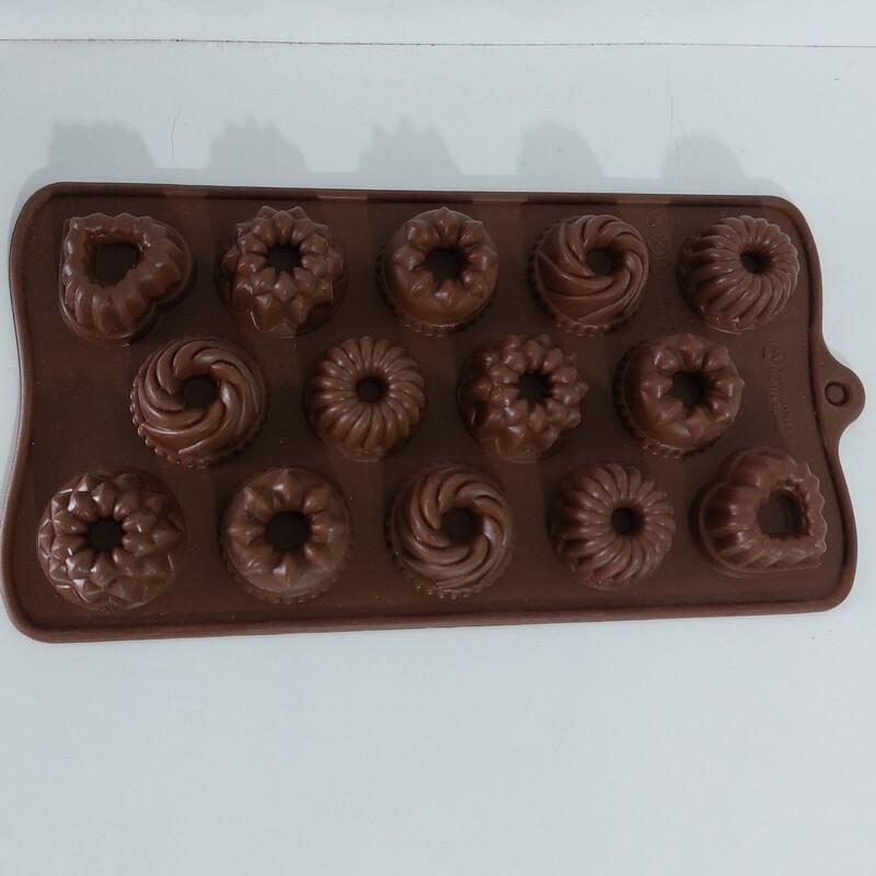 قالب شکلات سیلیکونی جور  قابلیت تحمل دمای  230 درجه بالای صفر  و منفی 40 درجه زیر  صفر 