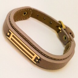 دستبند چرم با پلاک نقره 925 روکش طلای 18 عیار - کد محصول 100