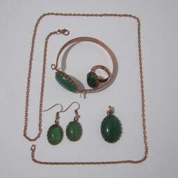 ست جید سبز شامل دستبند انگشتر گردنبند و گوشواره با نگینهای جید اصل و معدنی