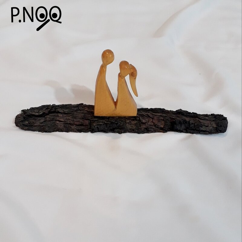 مجسمه ی چوبی عاشقانه ی دست ساز و جلاخورده مناسب برای هدیه و دکور اتاق و پذیرایی 