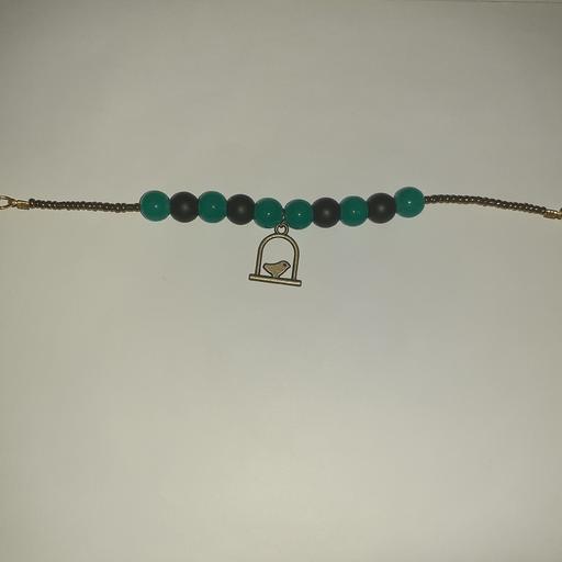دستبند با ترکیب مهره های سبز و مشکی و آویز مرغ آمین 