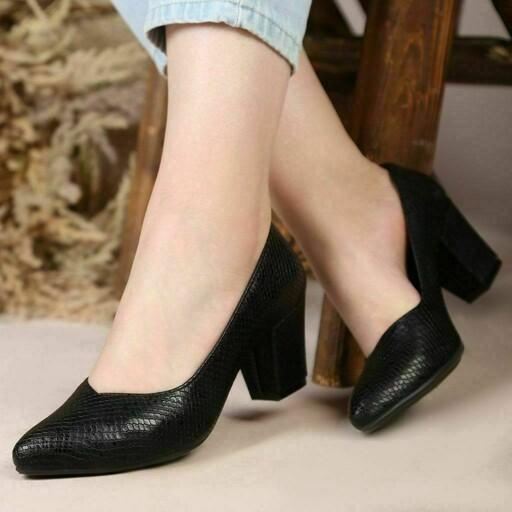 کفش زنانه کلاسیک  با رویه چرم صنعتی مدل شطرنجی  پاشنه دلتا 5سانت  کیفیت عالی سایزبندی 37تا40