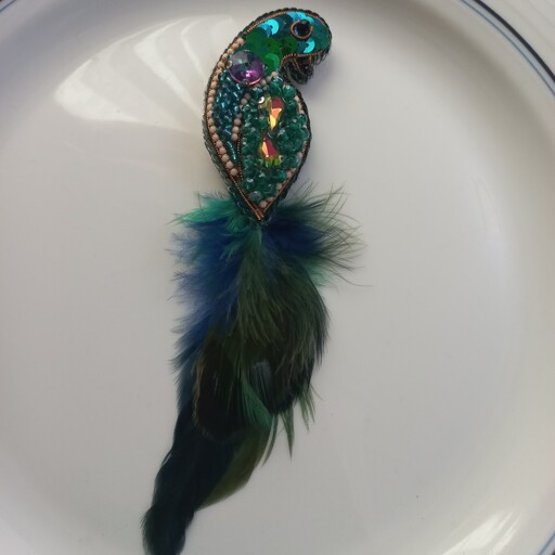 سنجاق سینه طرح طاووس با رنگ دلنشین و زیبا برای افراد خاص پسند 