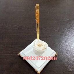 باکس خودکار رومیزی گلدفویل دار روکش طلا 24عیار به همراه گل رز و حک اسم رایگان دارای شناسنامه
