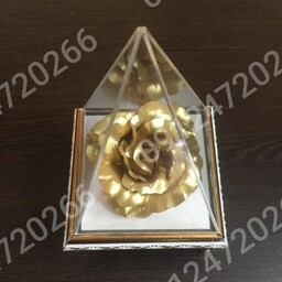 گل رز روکش طلا 24عیار با باکس هرمی رومیزی به همراه شناسنامه 