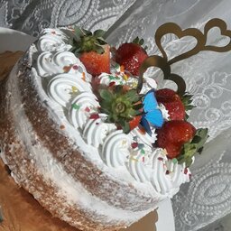 شیرینی خانگی کیک خامه ای با فیلینگ توت فرنگی  در وزن های مختلف