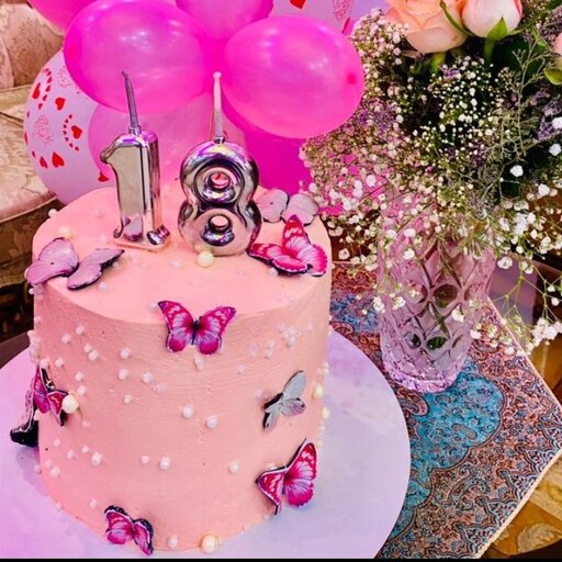 شیرینی خانگی کیک تولد دخترونه طرح پروانه  با تزیین پروانه های خوراکی