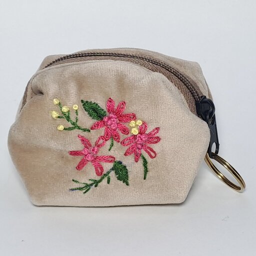 کیف کوچک لوازم شخصی و لوازم دیجیتال کرم رنگ با  تزئین گلدوزی دست دوز