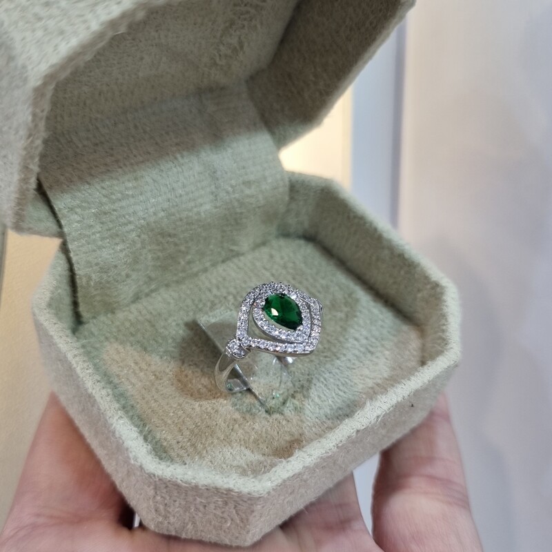 انگشتر نقره جواهری میکرو نگین سبز با عیار 925 و آبکاری طلاسفید بسیار شیک و خاص