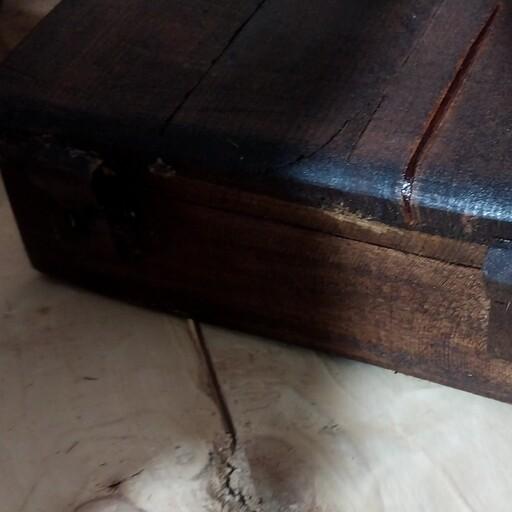 جعبه صندوقچه کوچک  چوبی تمام کار دست .. لولا و قفل نیز از چوب محکم و دست ساز  بسیار زیبا  و منحصر بفرد 
