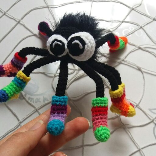 عروسک بافتنی عنکبوت گوگولی با جوراب های رنگی رنگی