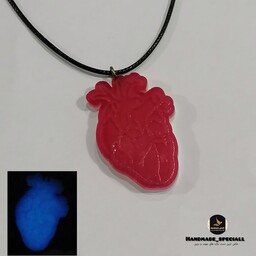 گردنبند قلب آناتومی رزینی شب تاب(دستساز) خاص ترین دست سازه های چوب و رزین هدیه خاص و ماندگار کادو دستساز
