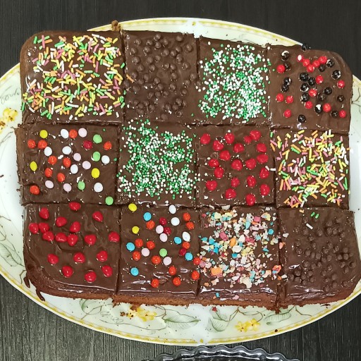 کیک شکلاتی با تزیین ترافل های رنگی در وزن دلخواه