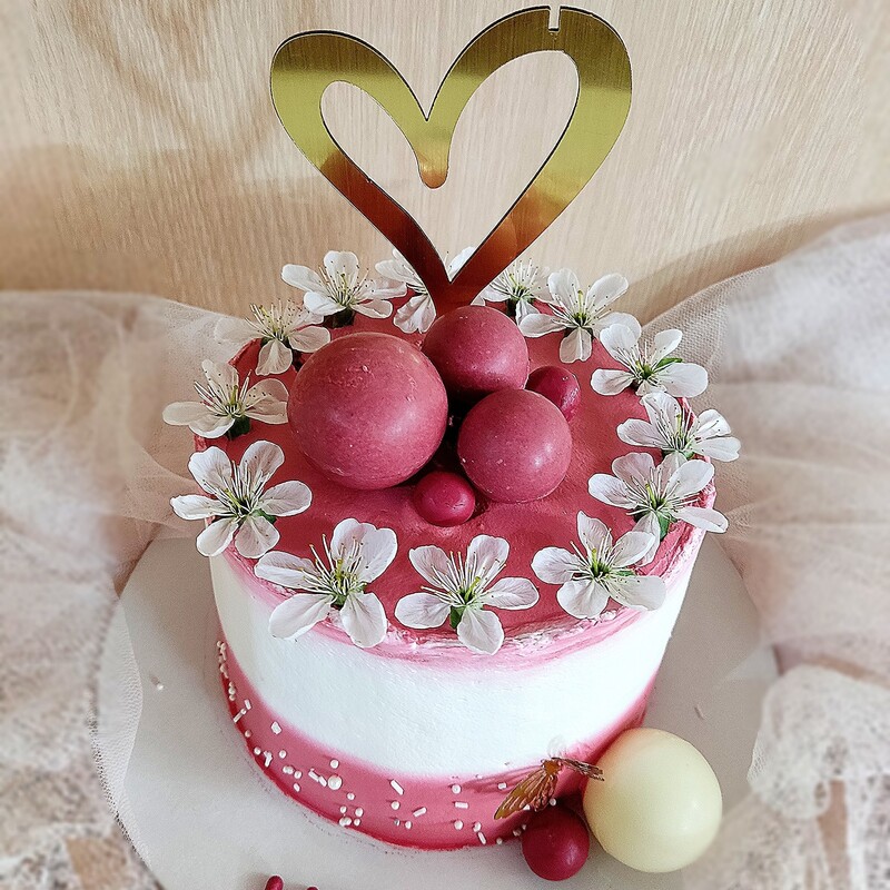 کیک با تزیین شکوفه های گیلاس