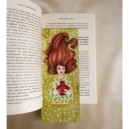 نشانگر کتاب(بوکمارک ) طرح دختر یلدایی نقاشی شده با آبرنگ روی مقوا فابریانو برند بانوی مهر 