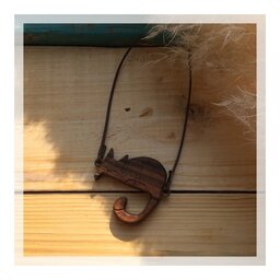 گردنبند چوبی گربه ساخته شده با چوب گردو