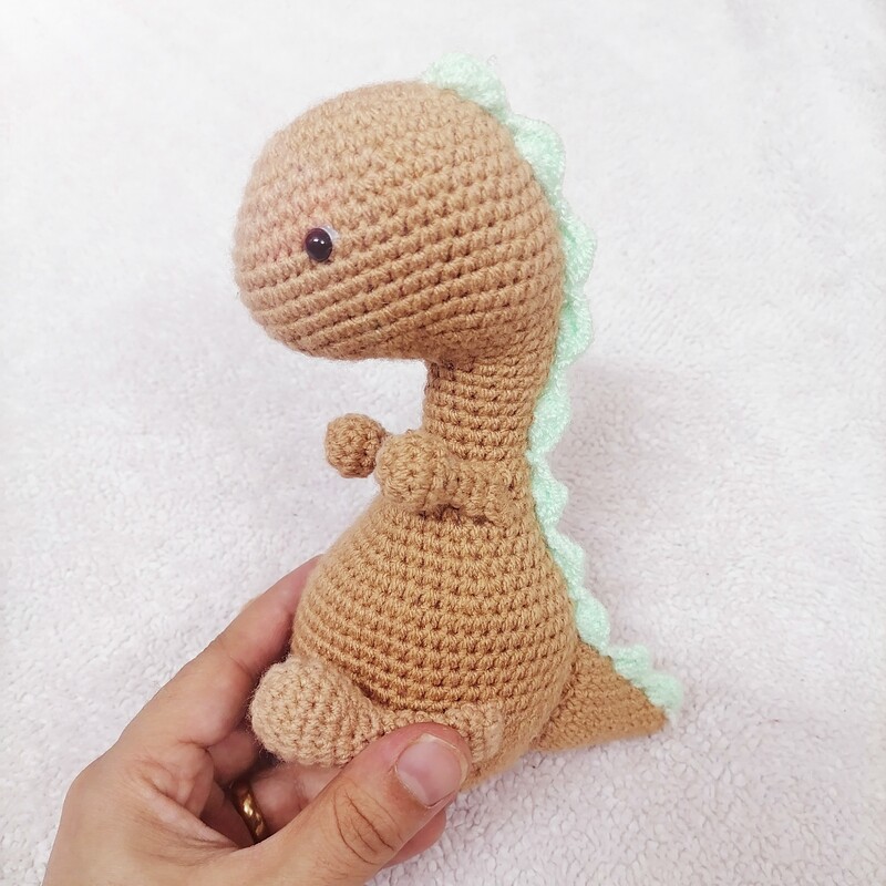 عروسک بافتنی طرح دایناسور کوچولو  زیبا و دوست داشتنی برای کودکان 