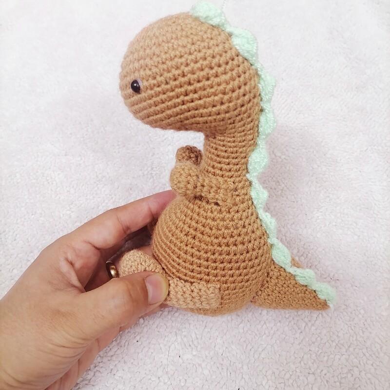 عروسک بافتنی طرح دایناسور کوچولو  زیبا و دوست داشتنی برای کودکان 
