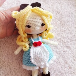 عروسک بافتنی طرح دختر آلیس بسیار زیبا و با کیفیت