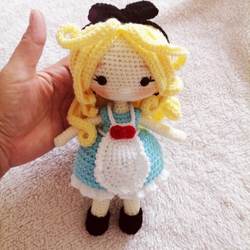 عروسک بافتنی طرح دختر آلیس بسیار زیبا و با کیفیت
