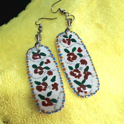 گوشواره آویز زنانه رزینی طرح گل سرخ نقاشی شده با دست