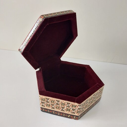 جعبه جواهرات خاتم کاری شش ضلعی با نقاشی مینیاتور تذهیب