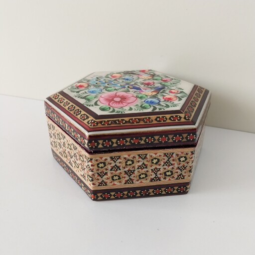 جعبه جواهرات خاتم کاری شش ضلعی با دو طرح نقاشی مینیاتور گل و مرغ و  تذهیب