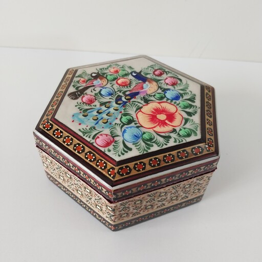 جعبه جواهرات خاتم کاری شش ضلعی با دو طرح نقاشی مینیاتور گل و مرغ و  تذهیب