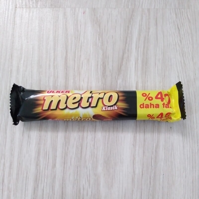 شکلات با مغز بادام و کارامل اولکر مترو ترکیه  Ulker Metro سایز 50 گرمی بسته 18 عددی