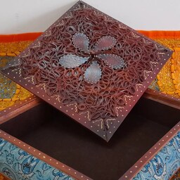 گزخوری و شکلات خوری مربع همراه شده با ترمه درجه یک و هنر اصیل معرق چرم