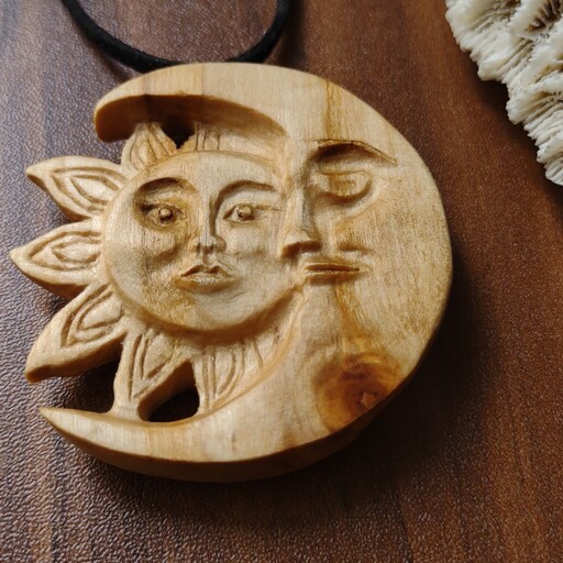 گردنبند چوبی ماه و خورشید 